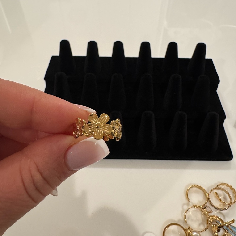 Elegant Gold Floral Ring 18 k plated gold